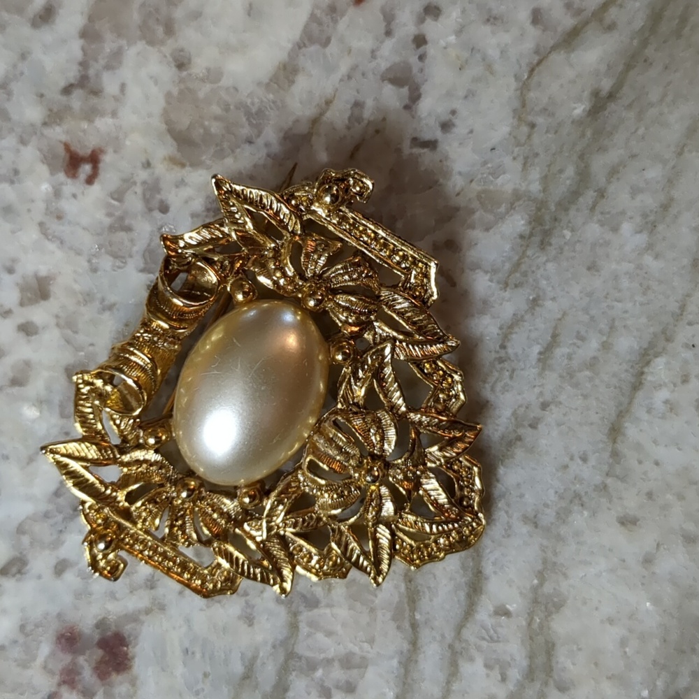 Mid Century Modern Pearl Pin Gold Tone 3D Art Deco Brooch EUC